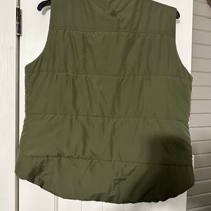 WOMEN'S QUILTED TOGGLE PUFFER VEST Women’s XL army green.